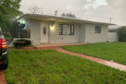 House in Miami Gardens, Florida 3 bedrooms, 135.08 sq.m. № 1893203 - photo 1