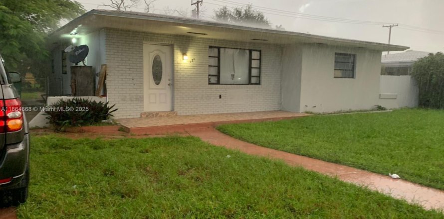 House in Miami Gardens, Florida 3 bedrooms, 135.08 sq.m. № 1893203
