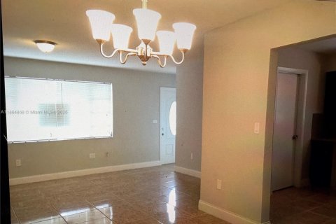 House in Miami Gardens, Florida 3 bedrooms, 135.08 sq.m. № 1893203 - photo 5