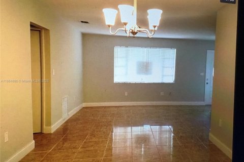 House in Miami Gardens, Florida 3 bedrooms, 135.08 sq.m. № 1893203 - photo 9
