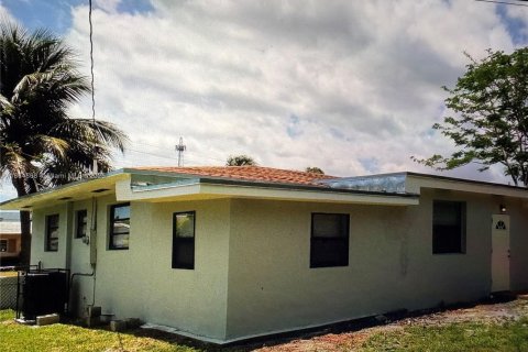 House in Miami Gardens, Florida 3 bedrooms, 135.08 sq.m. № 1893203 - photo 3