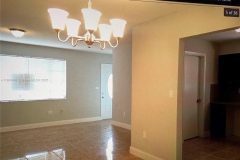 House in Miami Gardens, Florida 3 bedrooms, 135.08 sq.m. № 1893203 - photo 13