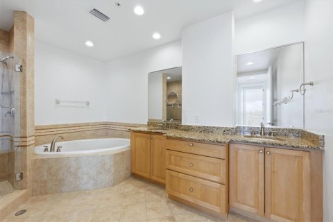 Condo in Englewood, Florida, 2 bedrooms  № 2398418 - photo 24