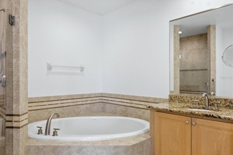 Condo in Englewood, Florida, 2 bedrooms  № 2398418 - photo 26