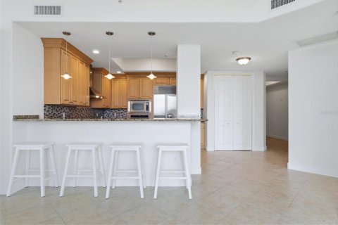 Condo in Englewood, Florida, 2 bedrooms  № 2398418 - photo 13