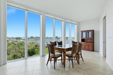 Condo in Englewood, Florida, 2 bedrooms  № 2398418 - photo 18