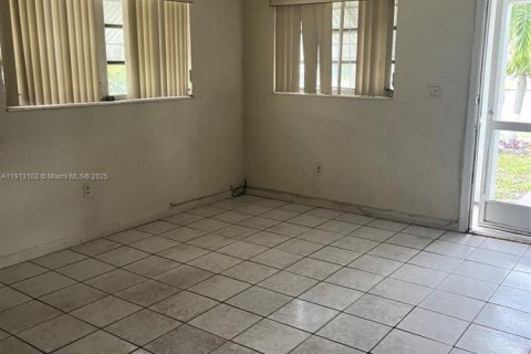 House in West Park, Florida 2 bedrooms, 78.04 sq.m. № 1969815 - photo 2