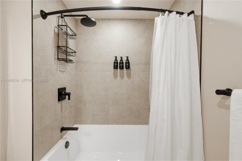 Condo in Miami, Florida, 1 bedroom  № 2058529 - photo 23