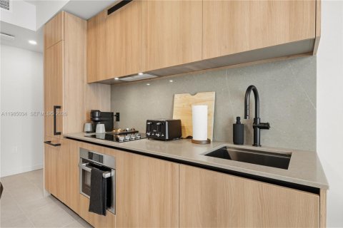 Condo in Miami, Florida, 1 bedroom  № 2058529 - photo 12