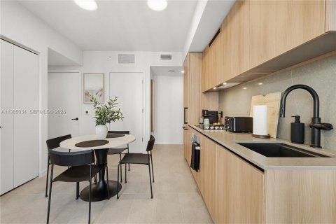 Condo in Miami, Florida, 1 bedroom  № 2058529 - photo 11