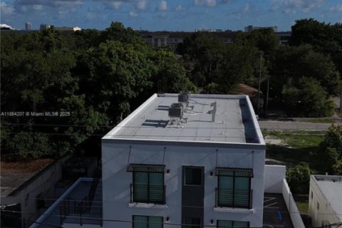 Commercial property in Miami, Florida № 1958522 - photo 12