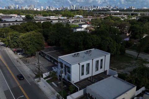 Commercial property in Miami, Florida № 1958522 - photo 13