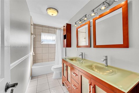 House in Pembroke Pines, Florida 3 bedrooms, 165.74 sq.m. № 2003736 - photo 16