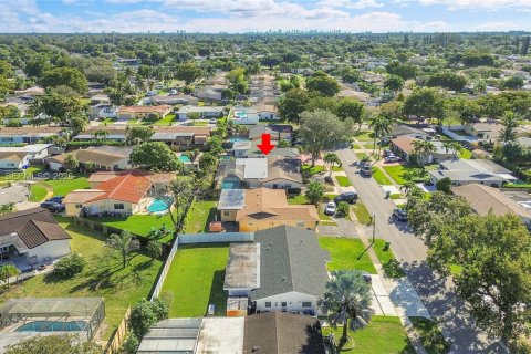 House in Pembroke Pines, Florida 3 bedrooms, 165.74 sq.m. № 2003736 - photo 27