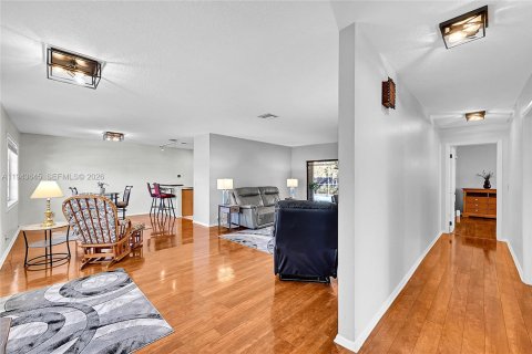 House in Pembroke Pines, Florida 3 bedrooms, 165.74 sq.m. № 2003736 - photo 11