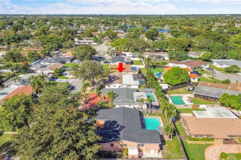 House in Pembroke Pines, Florida 3 bedrooms, 165.74 sq.m. № 2003736 - photo 29