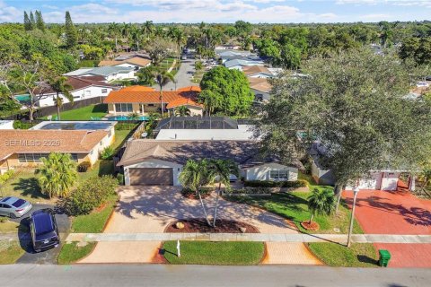 House in Pembroke Pines, Florida 3 bedrooms, 165.74 sq.m. № 2003736 - photo 21