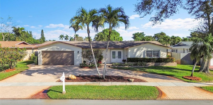 House in Pembroke Pines, Florida 3 bedrooms, 165.74 sq.m. № 2003736