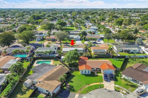 House in Pembroke Pines, Florida 3 bedrooms, 165.74 sq.m. № 2003736 - photo 30