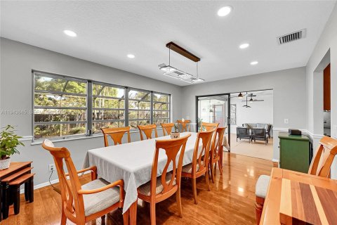 House in Pembroke Pines, Florida 3 bedrooms, 165.74 sq.m. № 2003736 - photo 7