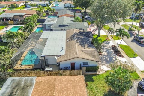 House in Pembroke Pines, Florida 3 bedrooms, 165.74 sq.m. № 2003736 - photo 26