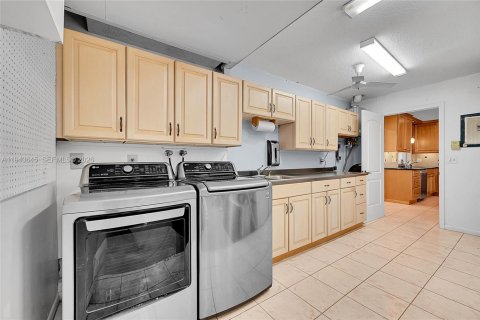 House in Pembroke Pines, Florida 3 bedrooms, 165.74 sq.m. № 2003736 - photo 19