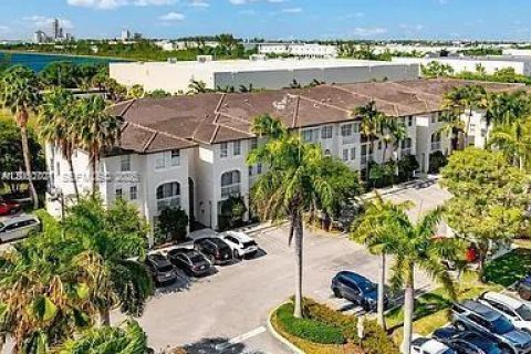 Condo in Doral, Florida, 2 bedrooms № 2192413 - photo 2