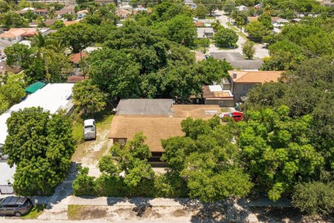 Commercial property in Miami, Florida 202.43 sq.m. № 1860624 - photo 4
