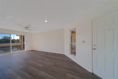 Condominio en alquiler en Saint Petersburg, Florida, 2 dormitorios, 72.46 m2 № 1912042 - foto 10