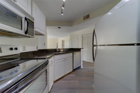 Condominio en alquiler en Saint Petersburg, Florida, 2 dormitorios, 72.46 m2 № 1912042 - foto 7