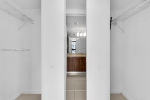 Condo in Doral, Florida, 1 bedroom  № 1787128 - photo 16