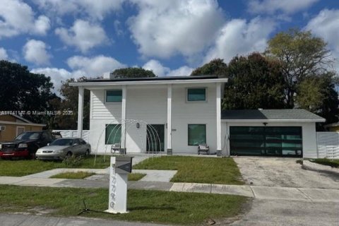 House in Miami, Florida 3 bedrooms, 157.93 sq.m. № 1985092 - photo 1