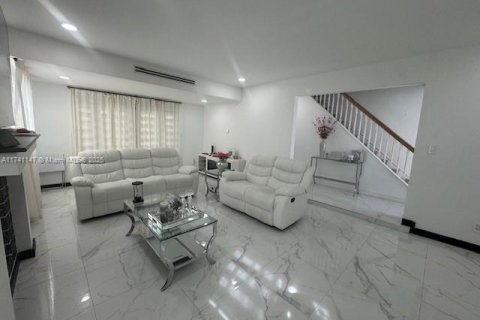 House in Miami, Florida 3 bedrooms, 157.93 sq.m. № 1985092 - photo 7