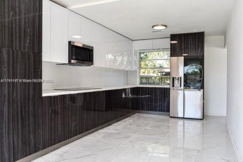 House in Miami, Florida 3 bedrooms, 157.93 sq.m. № 1985092 - photo 2