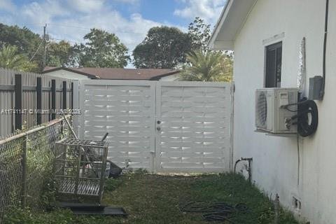 House in Miami, Florida 3 bedrooms, 157.93 sq.m. № 1985092 - photo 17