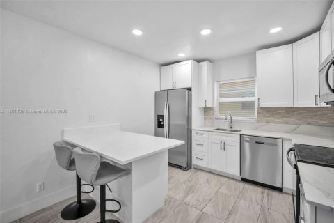 Condo in Oakland Park, Florida, 2 bedrooms  № 1697605 - photo 8