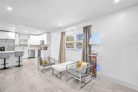 Condo in Oakland Park, Florida, 2 bedrooms  № 1697605 - photo 2