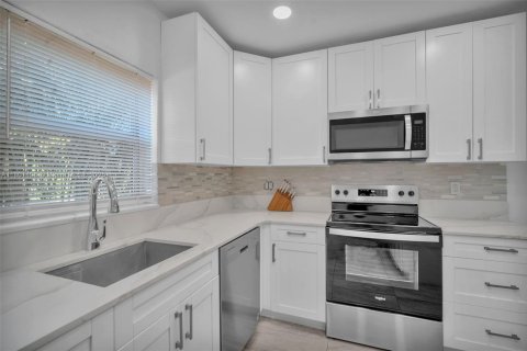 Condo in Oakland Park, Florida, 2 bedrooms  № 1697605 - photo 11