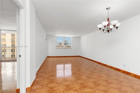 Condominio en venta en Hallandale Beach, Florida, 1 dormitorio, 80.82 m2 № 1439761 - foto 3