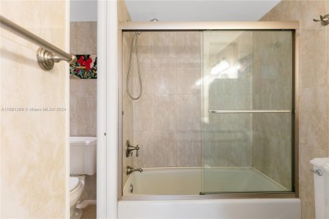 Condominio en venta en Hallandale Beach, Florida, 1 dormitorio, 80.82 m2 № 1439761 - foto 24