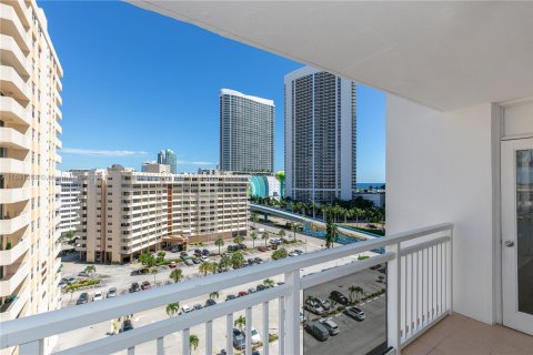 Condominio en venta en Hallandale Beach, Florida, 1 dormitorio, 80.82 m2 № 1439761 - foto 28