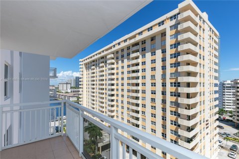 Condominio en venta en Hallandale Beach, Florida, 1 dormitorio, 80.82 m2 № 1439761 - foto 25