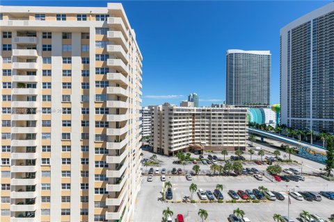 Condominio en venta en Hallandale Beach, Florida, 1 dormitorio, 80.82 m2 № 1439761 - foto 29