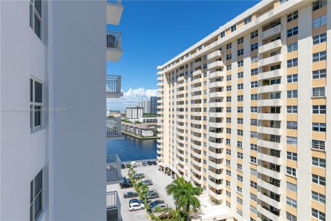 Condominio en venta en Hallandale Beach, Florida, 1 dormitorio, 80.82 m2 № 1439761 - foto 26