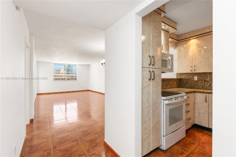 Condominio en venta en Hallandale Beach, Florida, 1 dormitorio, 80.82 m2 № 1439761 - foto 9