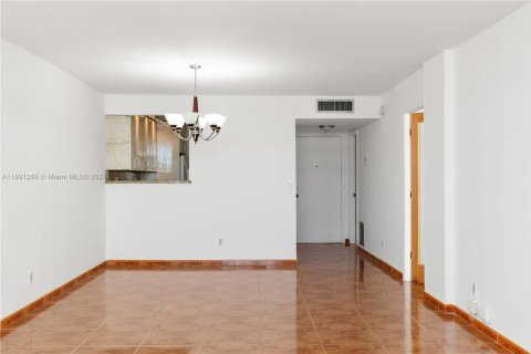 Condominio en venta en Hallandale Beach, Florida, 1 dormitorio, 80.82 m2 № 1439761 - foto 8