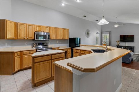 House in Clermont, Florida 4 bedrooms, 249.91 sq.m. № 1649569 - photo 9