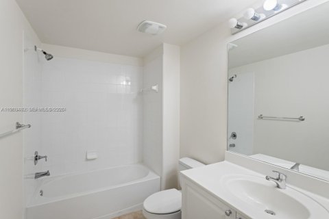 Condo in Coral Gables, Florida, 2 bedrooms  № 2032792 - photo 11