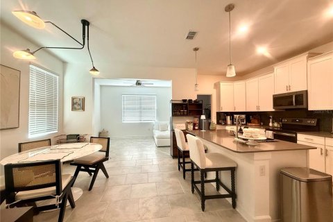 House in Orlando, Florida 3 bedrooms, 183.95 sq.m. № 1912001 - photo 3
