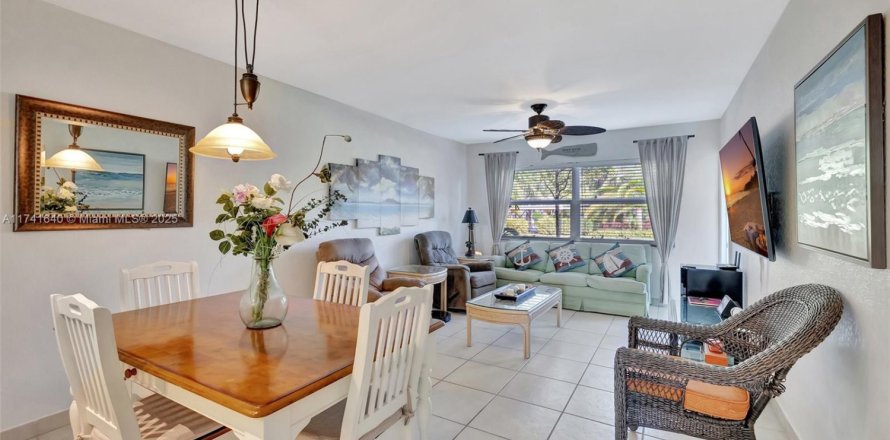 Кондоминиум с 1 спальней в Лодердейл-Лейкс, Флорида № 1985130